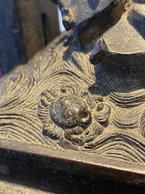 Een grote Chinese bronzen wierookbrander met deksel met rotslandschap met een draak en diverse dieren, Yuan — foto 12