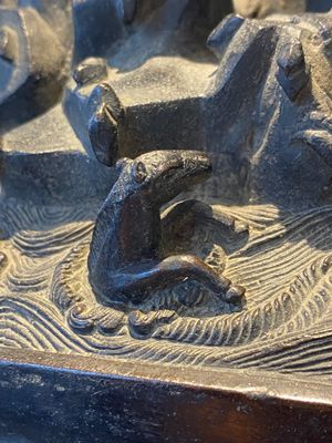 Een grote Chinese bronzen wierookbrander met deksel met rotslandschap met een draak en diverse dieren, Yuan — foto 13