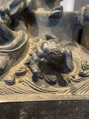 Een grote Chinese bronzen wierookbrander met deksel met rotslandschap met een draak en diverse dieren, Yuan — foto 15