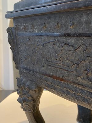 Een grote Chinese bronzen wierookbrander met deksel met rotslandschap met een draak en diverse dieren, Yuan — foto 20
