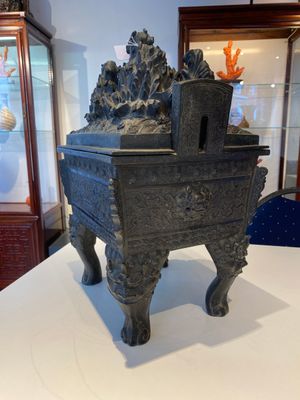 Een grote Chinese bronzen wierookbrander met deksel met rotslandschap met een draak en diverse dieren, Yuan — foto 2