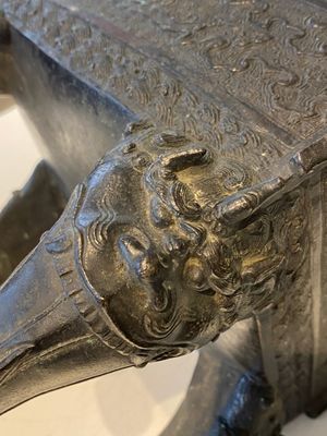 Een grote Chinese bronzen wierookbrander met deksel met rotslandschap met een draak en diverse dieren, Yuan — foto 29