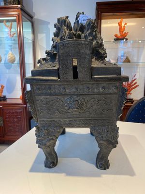 Een grote Chinese bronzen wierookbrander met deksel met rotslandschap met een draak en diverse dieren, Yuan — foto 4