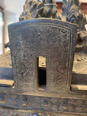 Een grote Chinese bronzen wierookbrander met deksel met rotslandschap met een draak en diverse dieren, Yuan — foto 10