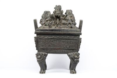 Een grote Chinese bronzen wierookbrander met deksel met rotslandschap met een draak en diverse dieren, Yuan