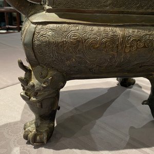 Een grote Chinese bronzen wierookbrander met deksel, Ming — foto 12