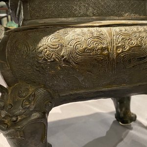 Een grote Chinese bronzen wierookbrander met deksel, Ming — foto 13