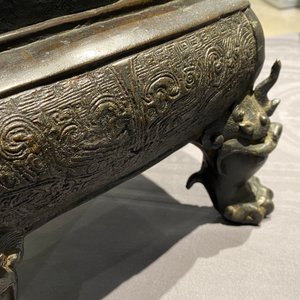 Een grote Chinese bronzen wierookbrander met deksel, Ming — foto 16