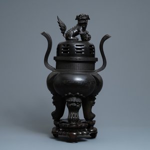 Een grote Chinese bronzen wierookbrander met deksel op houten sokkel, Ming — foto 1