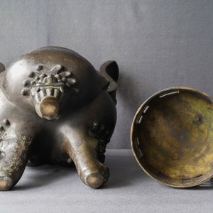 Een grote Chinese bronzen wierookbrander met deksel op houten sokkel, Ming — foto 14