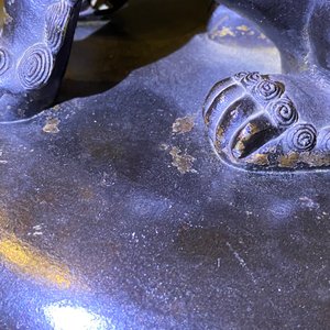 Een grote Chinese bronzen wierookbrander met deksel op houten sokkel, Ming — foto 19