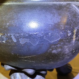 Een grote Chinese bronzen wierookbrander met deksel op houten sokkel, Ming — foto 26