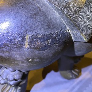 Een grote Chinese bronzen wierookbrander met deksel op houten sokkel, Ming — foto 27