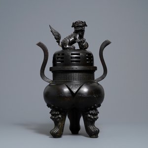 Een grote Chinese bronzen wierookbrander met deksel op houten sokkel, Ming — foto 3