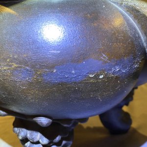 Een grote Chinese bronzen wierookbrander met deksel op houten sokkel, Ming — foto 33