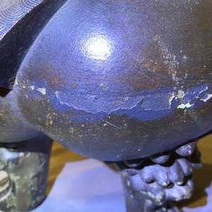 Een grote Chinese bronzen wierookbrander met deksel op houten sokkel, Ming — foto 36