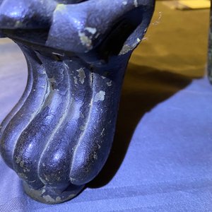 Een grote Chinese bronzen wierookbrander met deksel op houten sokkel, Ming — foto 44