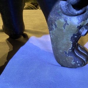 Een grote Chinese bronzen wierookbrander met deksel op houten sokkel, Ming — foto 45