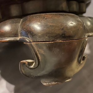 Een grote Chinese bronzen wierookbrander met deksel op houten sokkel, Ming — foto 50