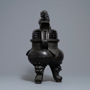 Een grote Chinese bronzen wierookbrander met deksel op houten sokkel, Ming — foto 6