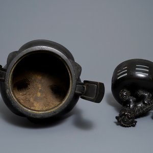 Een grote Chinese bronzen wierookbrander met deksel op houten sokkel, Ming — foto 7