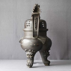 Een grote Chinese bronzen wierookbrander met deksel op houten sokkel, Ming — foto 10