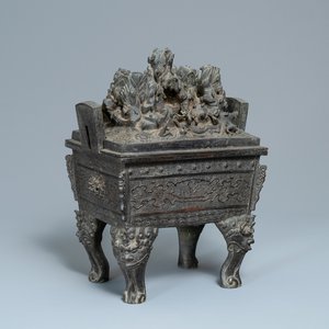 Een grote Chinese bronzen wierookbrander met dieren bij een heuvelig landschap, Ming — foto 1