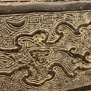 Een grote Chinese bronzen wierookbrander met dieren bij een heuvelig landschap, Ming — foto 14