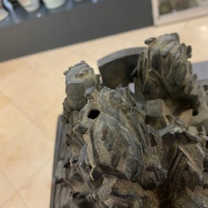 Een grote Chinese bronzen wierookbrander met dieren bij een heuvelig landschap, Ming — foto 19