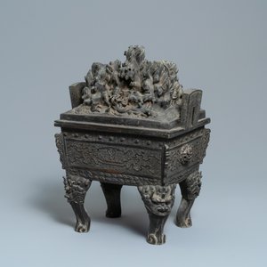Een grote Chinese bronzen wierookbrander met dieren bij een heuvelig landschap, Ming — foto 2