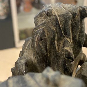 Een grote Chinese bronzen wierookbrander met dieren bij een heuvelig landschap, Ming — foto 22