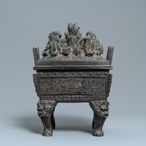 Een grote Chinese bronzen wierookbrander met dieren bij een heuvelig landschap, Ming — foto 3