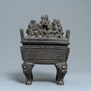 Een grote Chinese bronzen wierookbrander met dieren bij een heuvelig landschap, Ming — foto 5