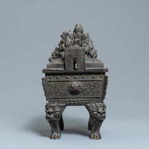 Een grote Chinese bronzen wierookbrander met dieren bij een heuvelig landschap, Ming — foto 6