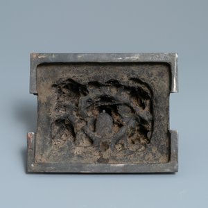 Een grote Chinese bronzen wierookbrander met dieren bij een heuvelig landschap, Ming — foto 10