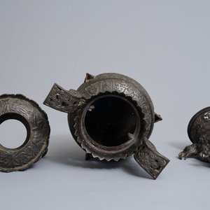 Een grote Chinese bronzen wierookbrander op drie poten, 19/20e eeuw — foto 5