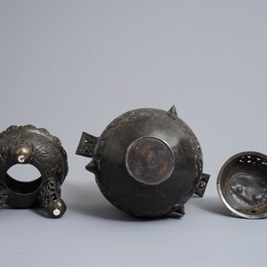Een grote Chinese bronzen wierookbrander op drie poten, 19/20e eeuw — foto 6