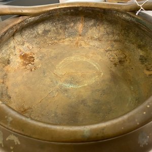 Een grote Chinese bronzen wierookbrander op sokkel, Chenghua merk, 17/18e eeuw — foto 15