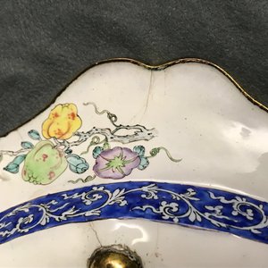 Een grote Chinese Canton email schotel met figuren in een tuin, Yongzheng — foto 18