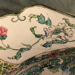 Een grote Chinese Canton email schotel met figuren in een tuin, Yongzheng — foto 6