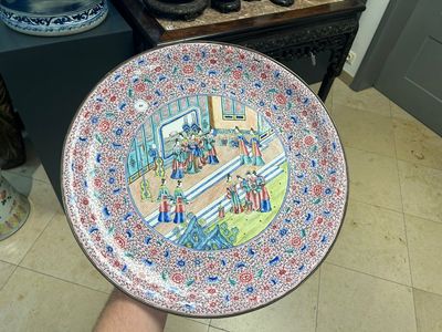 Een grote Chinese Canton emaillen schotel met verhalend decor, 19e eeuw — foto 1
