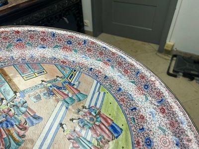 Een grote Chinese Canton emaillen schotel met verhalend decor, 19e eeuw — foto 3
