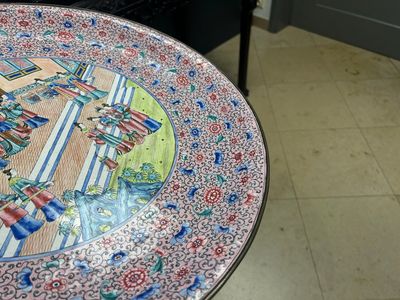Een grote Chinese Canton emaillen schotel met verhalend decor, 19e eeuw — foto 4