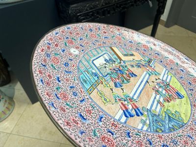 Een grote Chinese Canton emaillen schotel met verhalend decor, 19e eeuw — foto 5