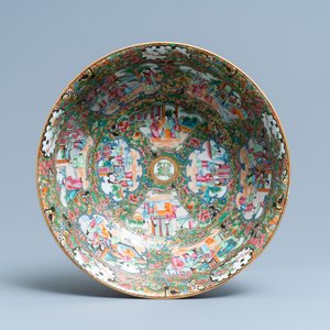 Een grote Chinese Canton famille rose kom met monogram, 19e eeuw — foto 6