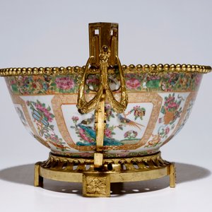 Een grote Chinese Canton famille rose kom met ormolu-montuur, 19e eeuw — foto 3