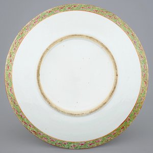 Een grote Chinese Canton famille rose schotel, 19e eeuw — foto 2