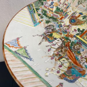 Een grote Chinese Canton famille rose schotel met ruiters te paard, 19e eeuw — foto 5