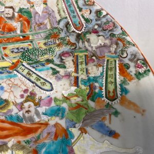 Een grote Chinese Canton famille rose schotel met ruiters te paard, 19e eeuw — foto 9