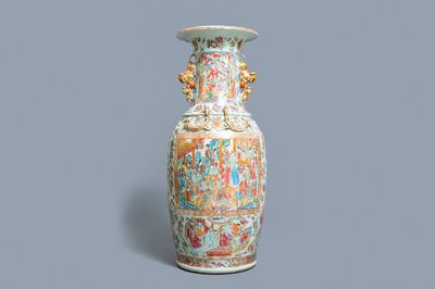 Een grote Chinese Canton famille rose vaas, 19e eeuw